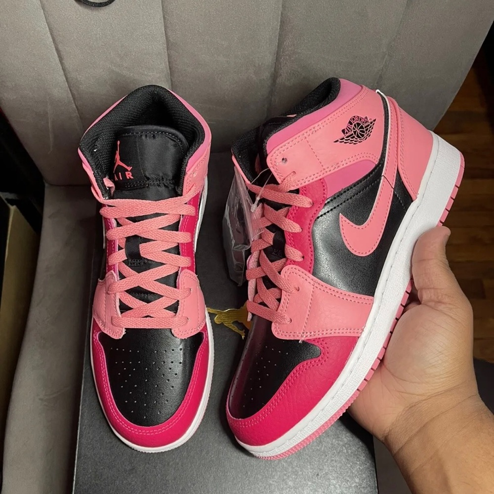 Coral chalk jordan 1